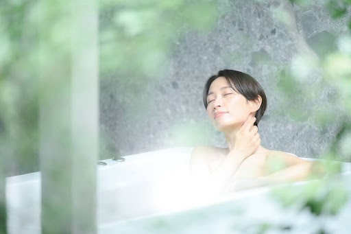 お風呂に浸かる女性
