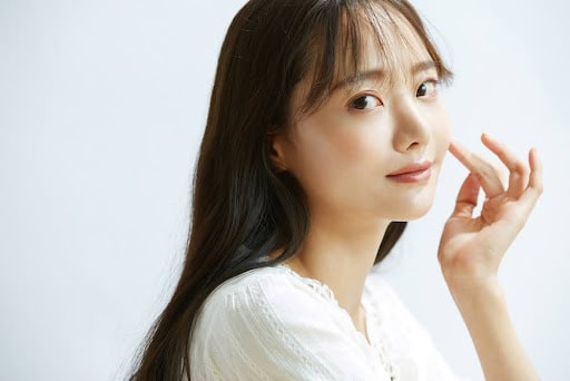 頬に手を当てこちらを見る女性