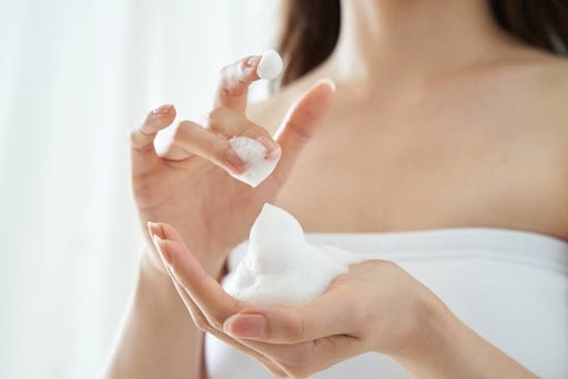 洗顔の泡を立てる女性
