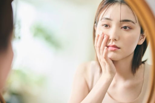 鏡を見る女性