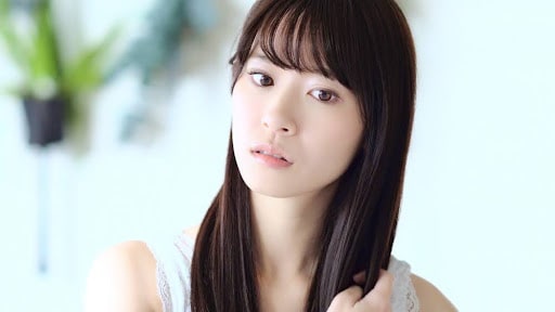 髪の毛を気にする女性