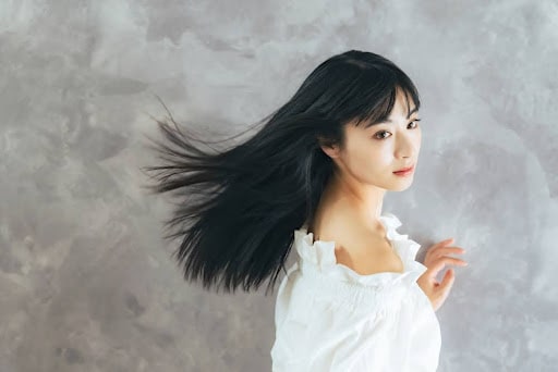 黒髪をなびかせている女性