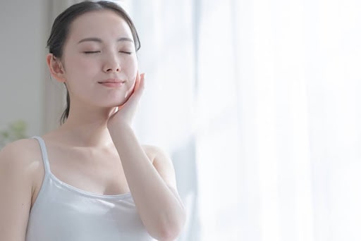 頬を抑える女性