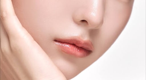 頬に手を当てる女性