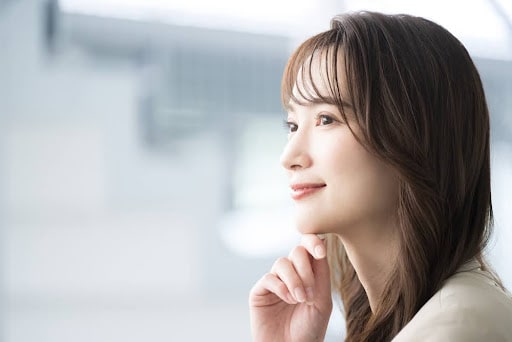 外を眺める女性