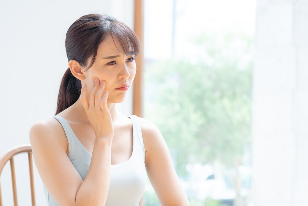 肌に悩みを抱える女性