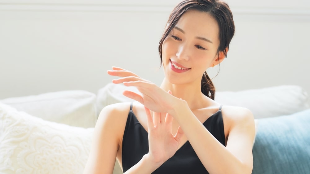手を眺める女性