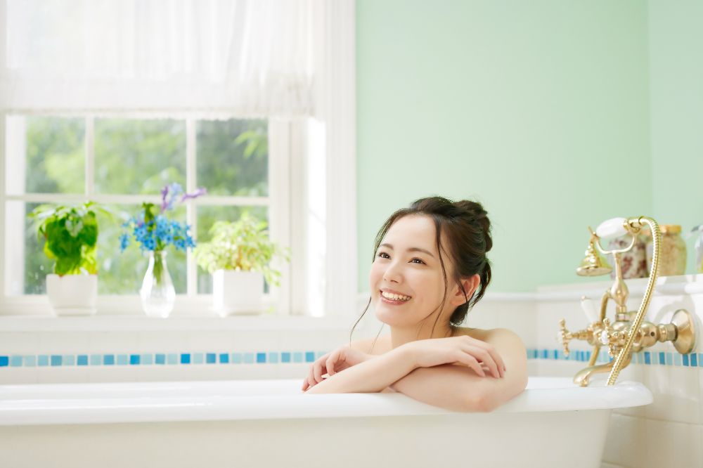 笑顔でお風呂に入る女性