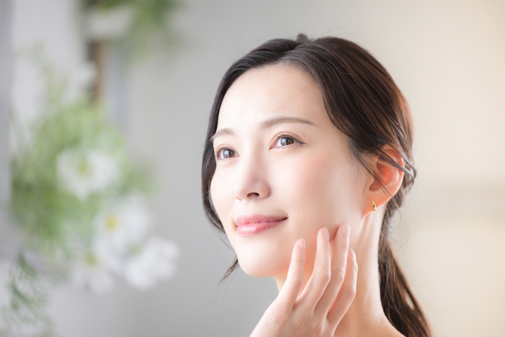 頬を触る女性