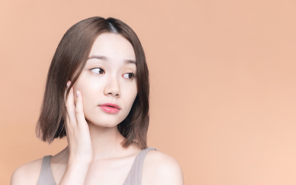 頬を触る女性
